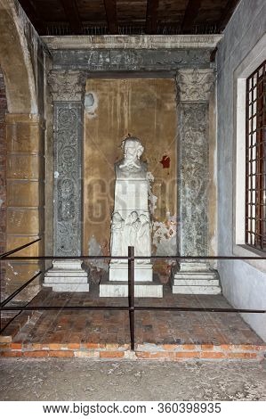 Verona, Italy, September 26, 2015 : The Bust Of Shakespeare In The Place Called Juliet Tomb - Tomba 