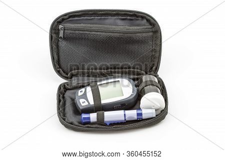 Blood Glucose Meter Test Kit, The Blood Sugar Value Is Measured On A Finger