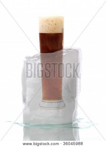 รับ Glas เบียร์ในการต้มกลั่นของข้าวสาลีที่จับในน้ำแข็ง