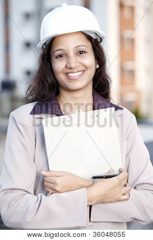 Arquiteto feminino segurando uma prancheta