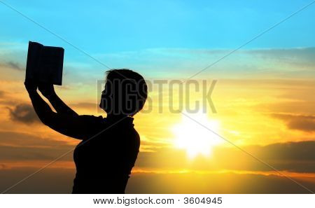 Žena se modlí s Bible