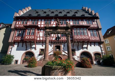 ศาลาว่าการเมืองเก่า - Hanau