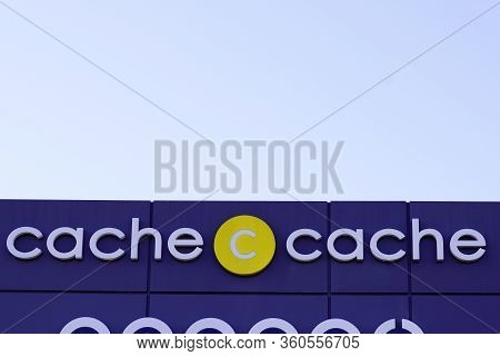 Bordeaux , Aquitaine / France - 01 15 2020 : Cache-cache Store Shop Sign Logo Fashion Trendy Women C