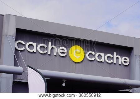 Bordeaux , Aquitaine / France - 09 24 2019 : Shop Sign Logo Cache-cache Store Store Trendy Women  Cl