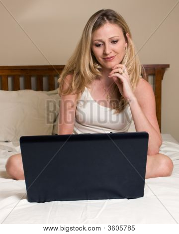 Kobieta w łóżku z laptopa