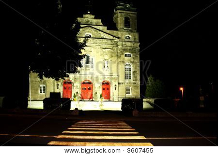 Église éclairé la nuit