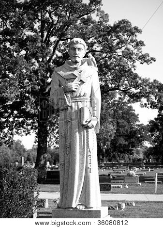 Franziskus von Assisi im Friedhof; schwarz und weiÃŸ