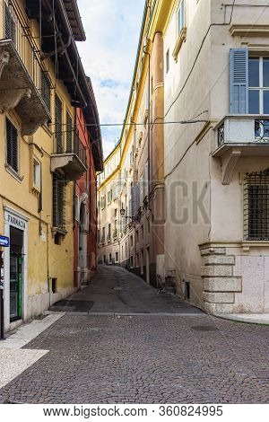 Verona, Italy - September 27, 2015 : Quiet Streets Of The Old City Of Verona. Vicolo Osite Street Co