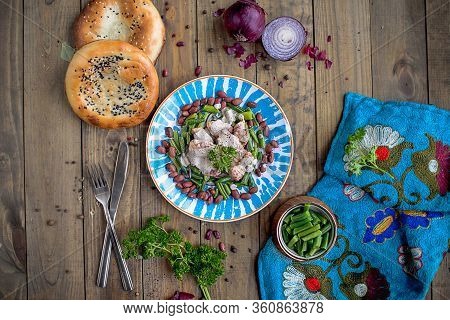 String Bean Chicken On Blue Plate On Wood Table