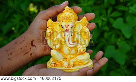 Eco Friendly Ganesh Or Ganpati Idol Or Murti In Hand With Nature Background, Home Made. Selective Fo