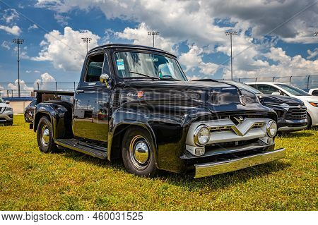 Lebanon, Tn - May 13, 2022: Low Perspective Front Corner View Of A 1955 Ford F-100 Pickup Truck At A