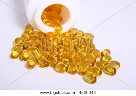 Pílulas de Omega3 perto um comprimido branco de garrafa