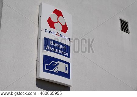 Bordeaux , Aquitaine  France - 08 15 2022 : Credit Mutuel Office Brand Text And Sign Logo On Wall Ba
