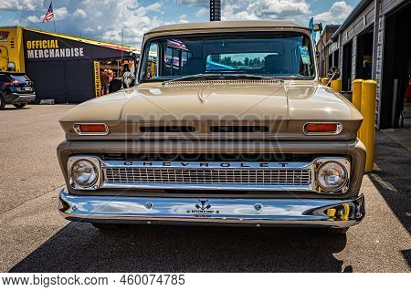 Lebanon, Tn - May 13, 2022: Low Perspective Front View Of A 1964 Chevrolet C10 Suburban Carryall At 