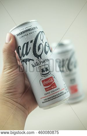 Samut Prakan, Thailand - August 20, 2022 : A Man Hand Holding Of New Flavors And Zero Calorie Of Coc