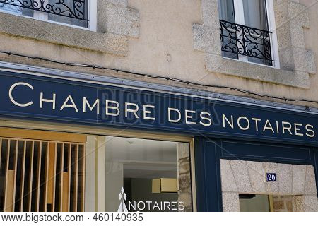 Bordeaux , Aquitaine  France - 08 15 2022 : Notaire Chambre Des Notaires Text Brand Of Chamber Of No