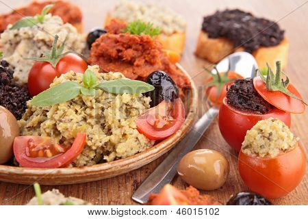 Sortiment von Toast und Oliventapenade