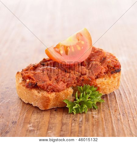 Brot und Oliventapenade