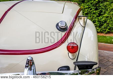 Highlands, Nc - June 10, 2022: Low Perspective Close Up Detail View Of A 1936 Auburn 852 2 Door Cabr