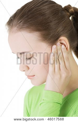 Ung kvinna känner en smärta i örat, isolerad på vit bakgrund