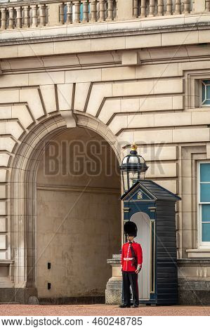 London, England, Uk - July 6, 2022: Buckingham Palace. One Of The Queen's Guards In Full Red And Bla