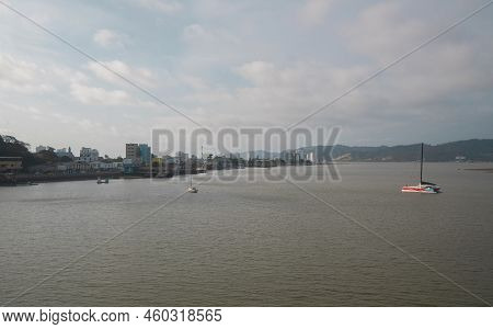 Bahia De Caraquez, Manabi / Ecuador - August 20 2022: Boats Sailing On The Chone River With A Panora