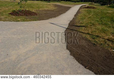 Pedestrian Path Newly Built Compacted Stone Aggregate Permeable Surface Soft For Runners Pedestrian 
