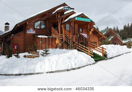 BUKOVEL, UKRAINE - februar 23: Lounge bar i et træhus på Bukovel, Ukraine februar 23, 201