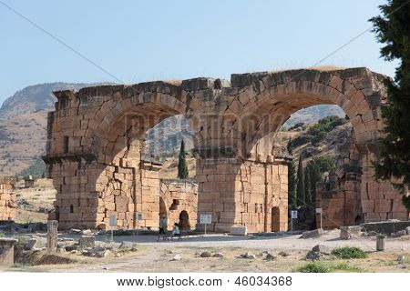 PAMUKKALE, Turchia - 18 agosto: I turisti nell'antica città di Hierapolis, Pamukkale, Turchia su Augu