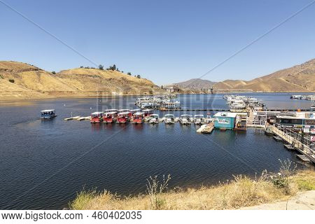 Three Rivers, Usa - May 21, 2022: House Boats At The Pier In Lake Kaweah Are For Rent For Tourists.