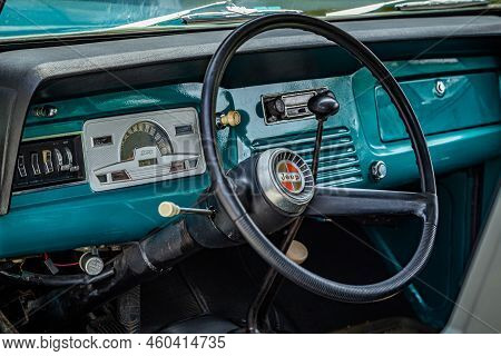 Pigeon Forge, Tn - August 25, 2017: Interior Detail View Of A Kaiser Jeep Jeepster Commando Station 