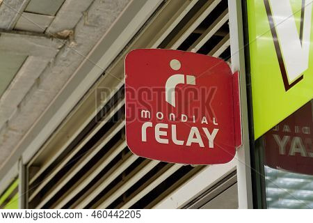 Bordeaux , Aquitaine  France - 08 23 2022 : Mondial Relay Sign Brand And Text Logo Store Chain Servi