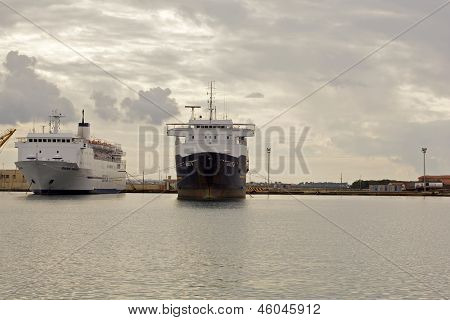 Skibet i havnen, Trapani