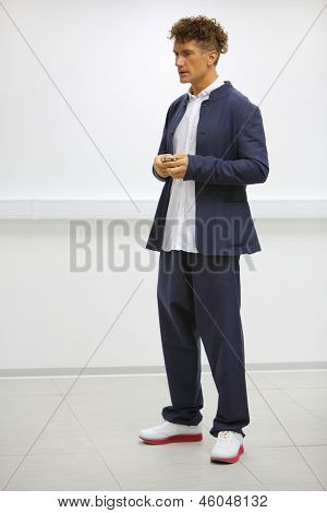 Mosca - 15 agosto: Giovane produttore Ilya Bachurin alla presentazione del programma di sovvenzione denominata Sergei Bonda
