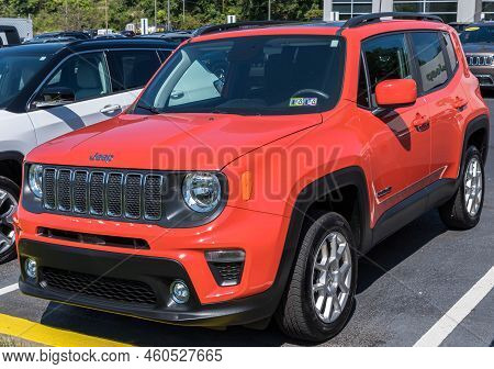 Monroeville, Pennsylvania, Usa August 28, 2022 A Used 2019 Jeep Renegade Latitude Vehicle For Sale A