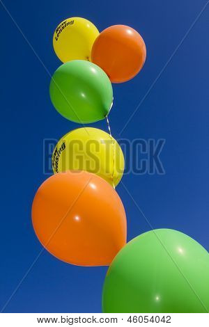 Sarı, turuncu ve yeşil helyum balonlar