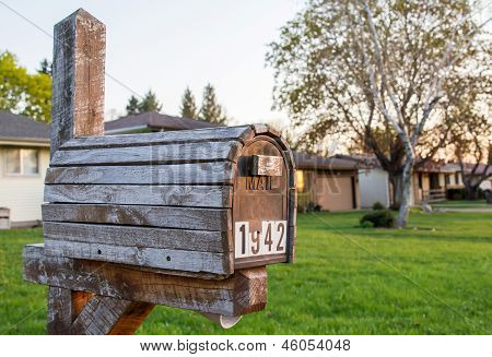 Vintage ahşap posta kutusu