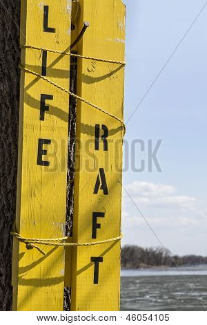 Eski ahşap can kurtaran botu işareti sarı