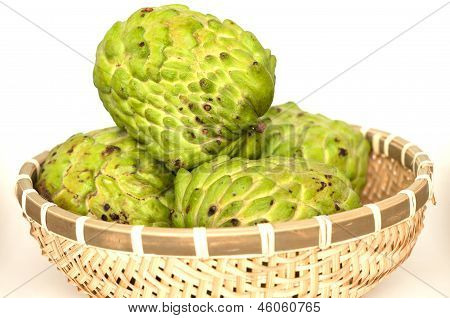 Заварной крем яблоки в корзину бамбука