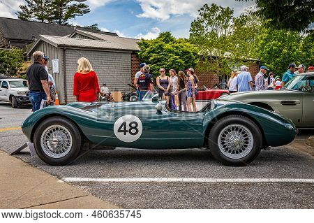 Highlands, Nc - June 11, 2022: Low Perspective Side View Of A 1950 Lester Mg T51 Sports Car At A Loc
