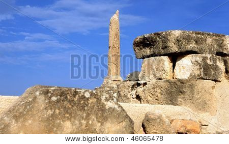 Osamělým pilířem prehistorické řecké Apollónův chrám stojí uprostřed trosek starověkých Aegina, s