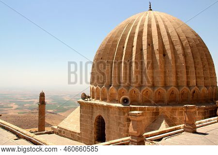 Mardin, Turkey - 08.25.2021: Photo With The View Of The Large Dome Of Zinciriye Medresesi And The Mi