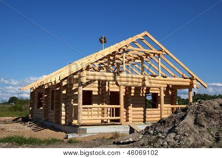 Huis gebouwd uit logboeken