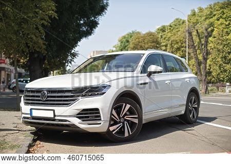 Uzhhorod Ukraine. August 29, 2022. A White Suv In The Garden. Volkswagen Touareg Is New. 4x4.