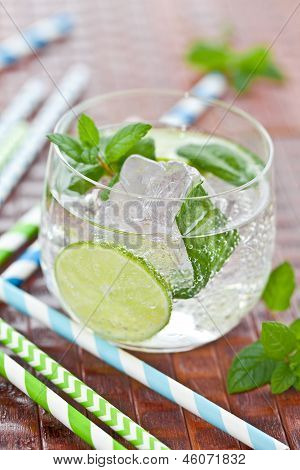 Kaltes Getränk mit Limette und Eis