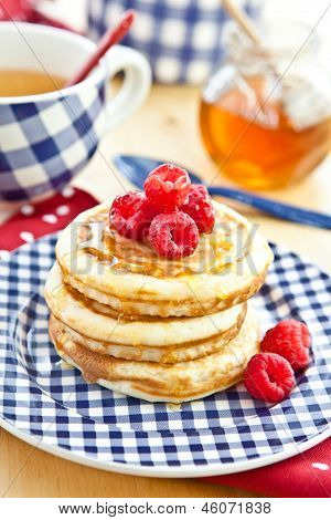 Pfannkuchen mit frischen roten Beeren