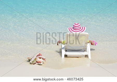 Plážovým výjevem. Exuma, Bahamy