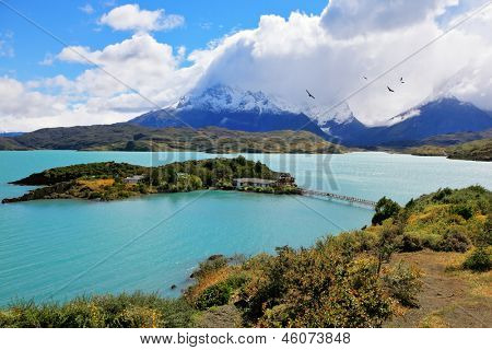 Nationalpark-Chile - Torres del Paine. Insel Lake Pehoe und komfortables Hotel. Einfache Brücke verbinden