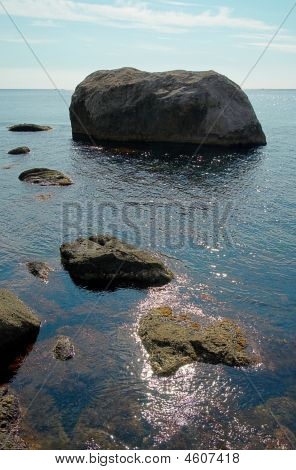 Havet landskab med klipper og vandoverfladen.
