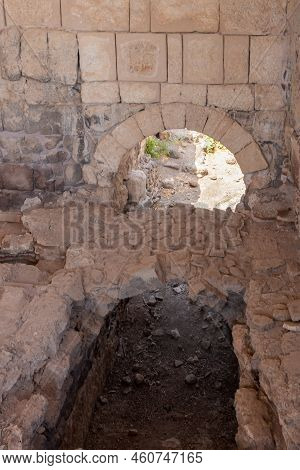 Beit Shean, Israel, August 06, 2022 : Remains Of A Roman Bath In Partially Restored Ruins Of One Of 
